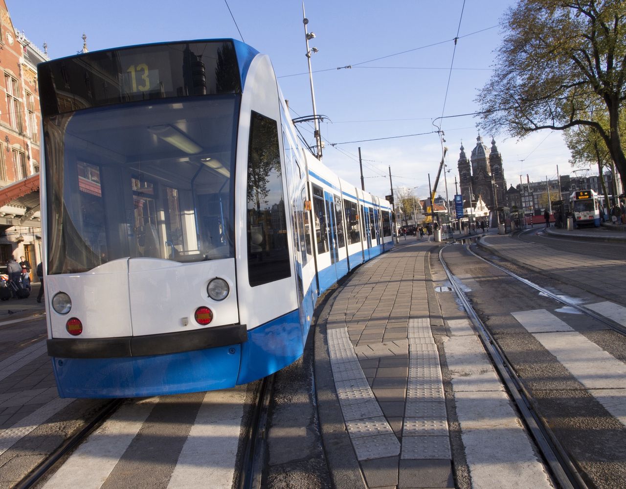 Nastoletni Holender wepchnął bezdomnego Polaka pod tramwaj. Kary nie będzie