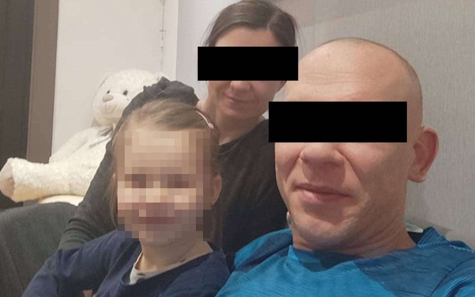 Robert S. na zdjęciu z Oliwką i jej matką