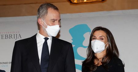 Piękna królowa Letizia odważnie odsłania nogi na oficjalnej gali