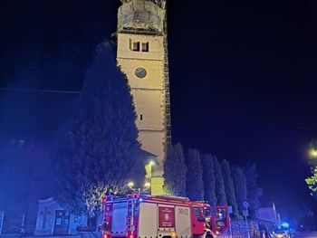 Koledzy weszli po rusztowaniu na wieżę kościoła. Jeden szedł po dobroci, drugi upierał się, że prędzej skoczy