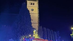 Koledzy weszli po rusztowaniu na wieżę kościoła. Jeden szedł po dobroci, drugi upierał się, że prędzej skoczy