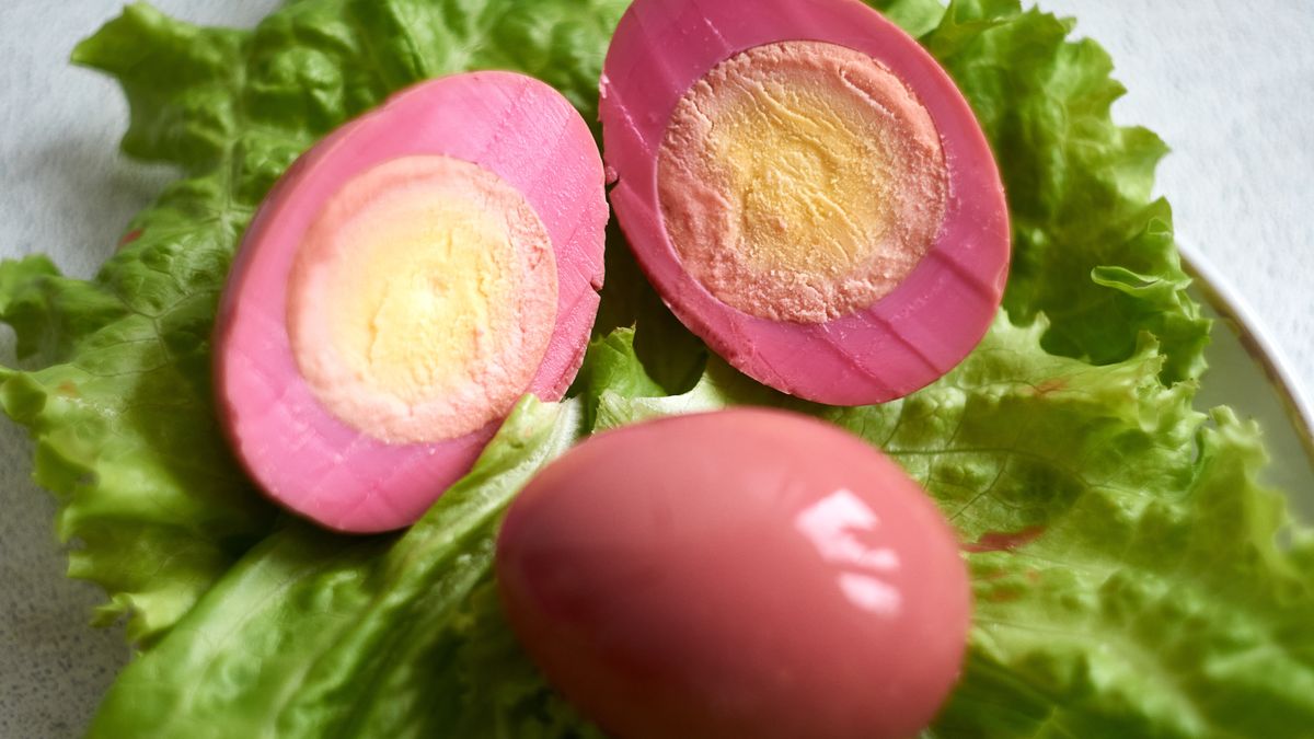 Jajka marynowane w buraczkach