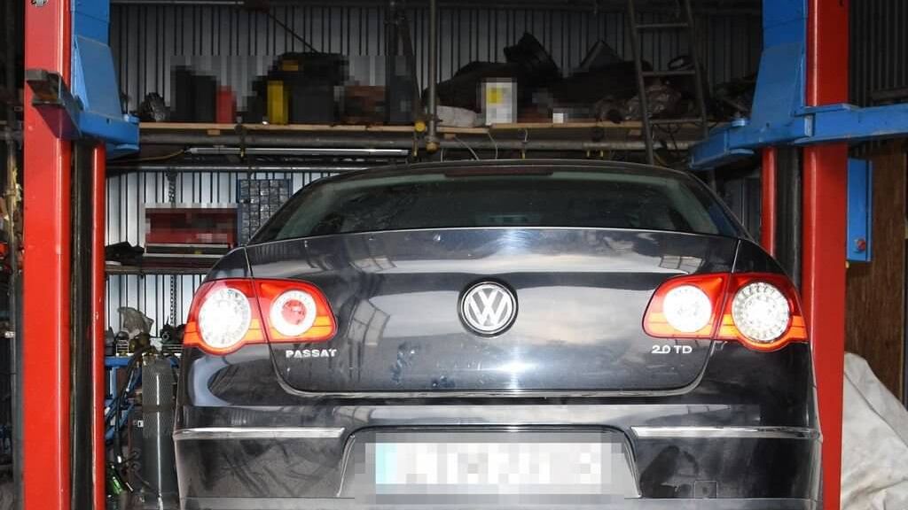 Volkswagen spadł z podnośnika i przygniótł mechanika