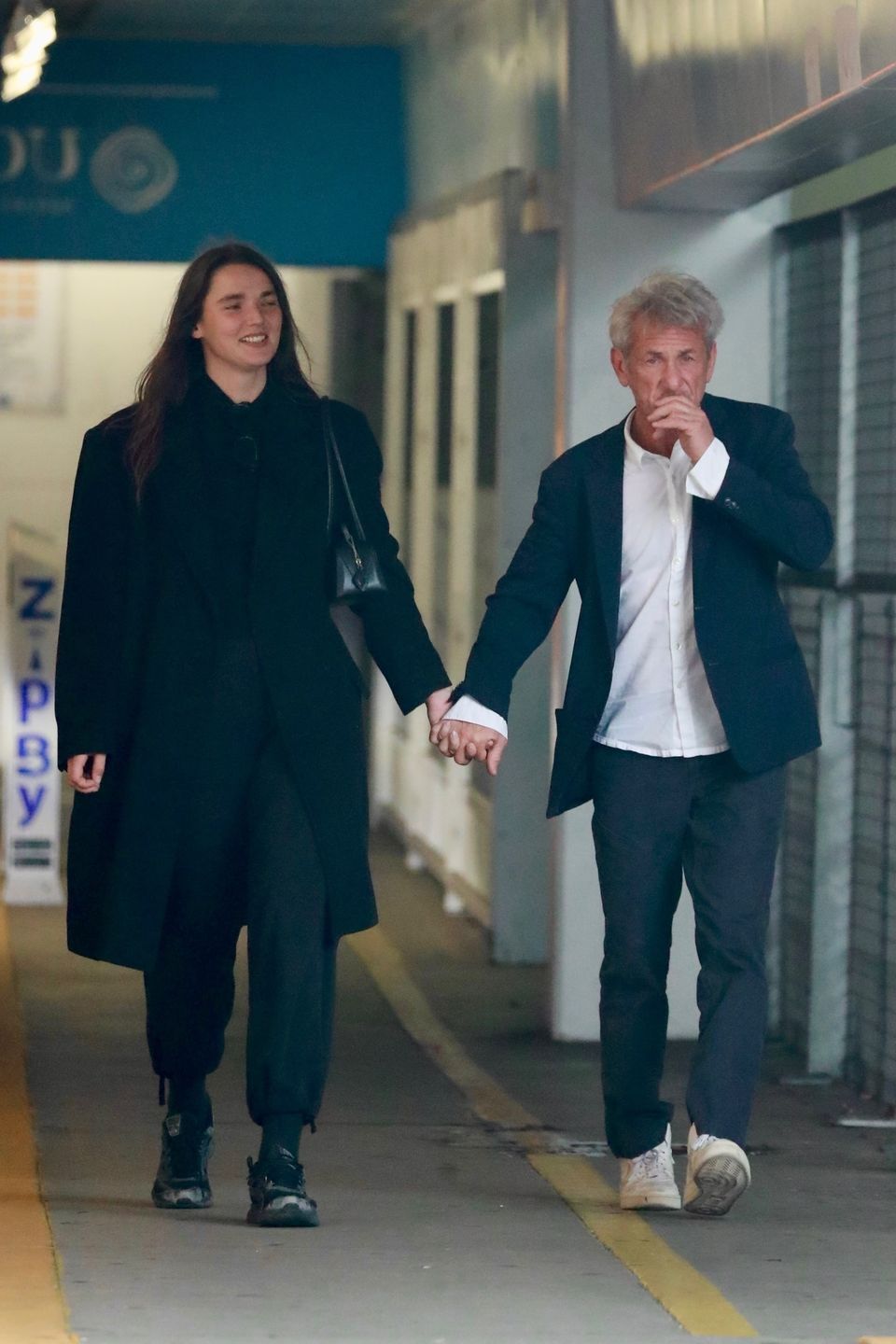 Sean Penn na zakupach z młodszą partnerką