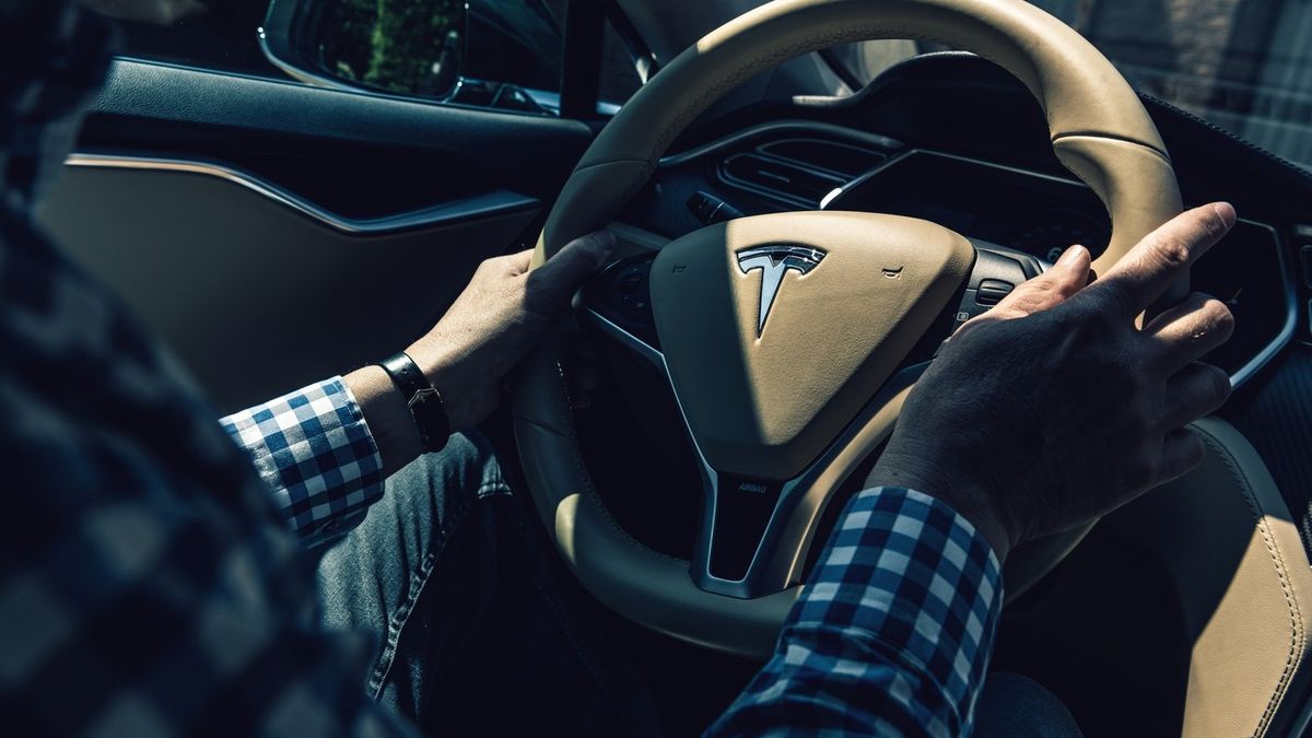 Samochody potrafią już wiele, ale ręce lepiej mieć na kierownicy