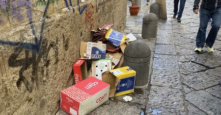 Za Neapolem ciągnie się niechlubna przeszłość. "Brud, smród, harmider"