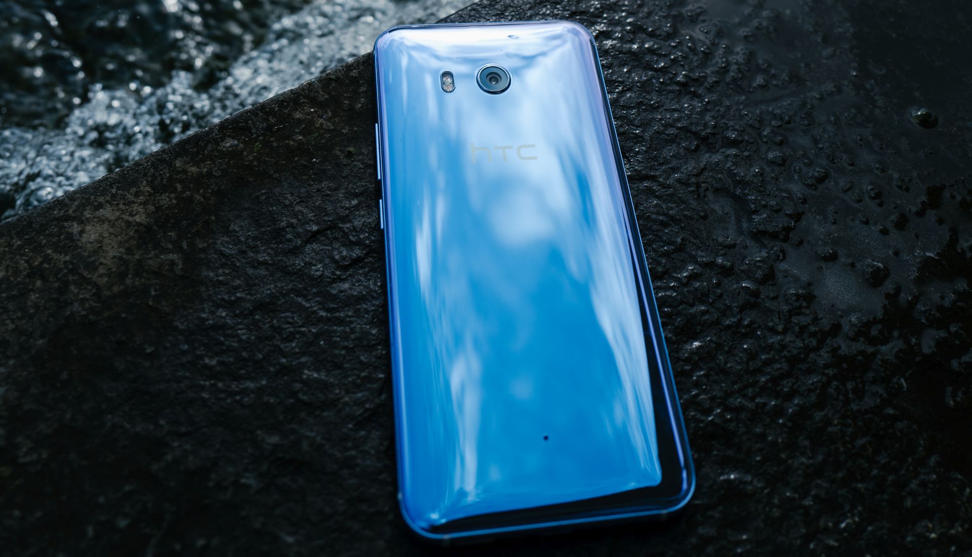 HTC U11 oficjalnie. Świetnie wyposażony flagowiec, który reaguje, gdy ściskasz jego obudowę 3