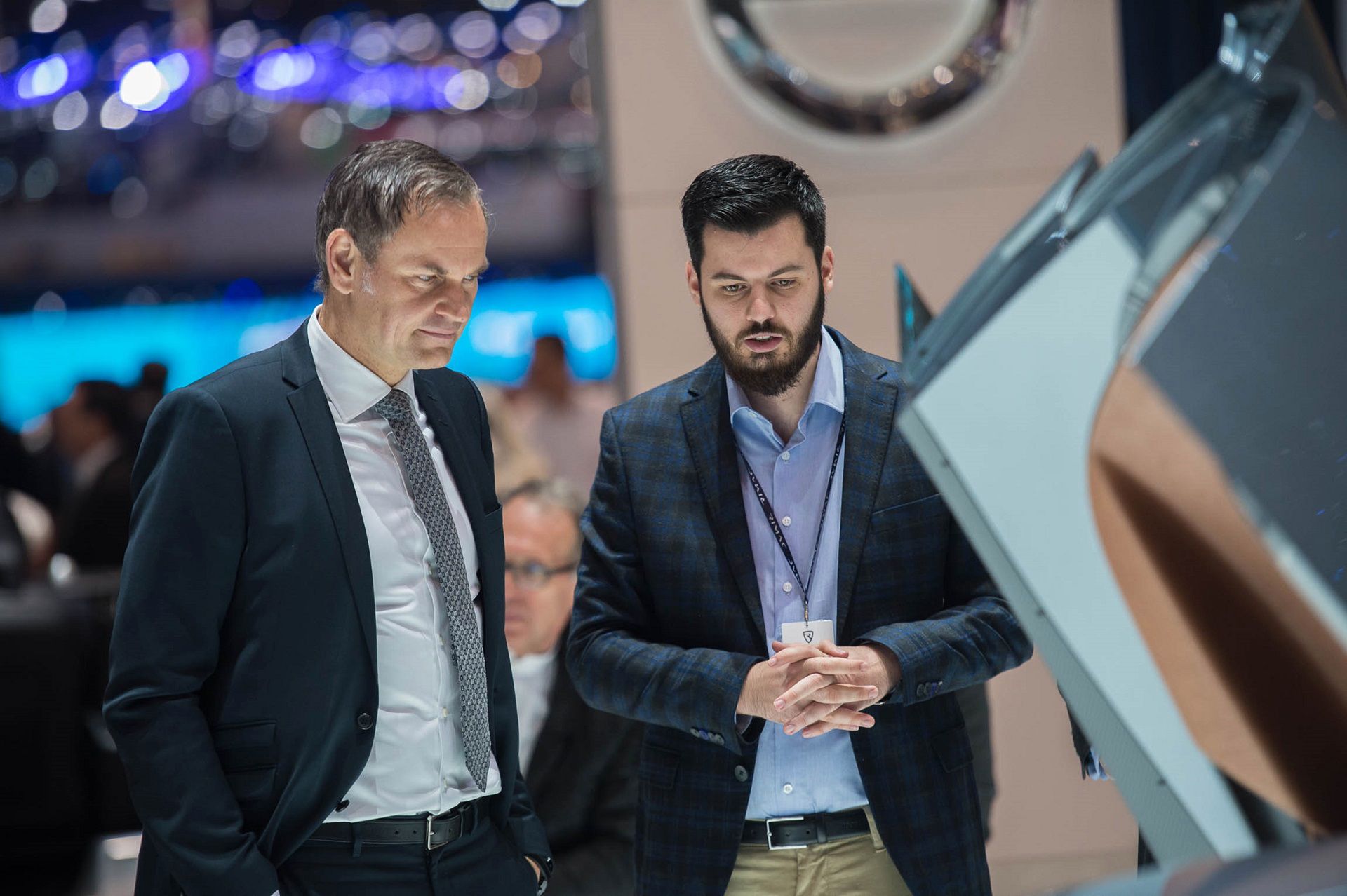 Mate Rimac i szef Porsche Oliver Blume podczas pierwszego spotkania na targach w Genewie