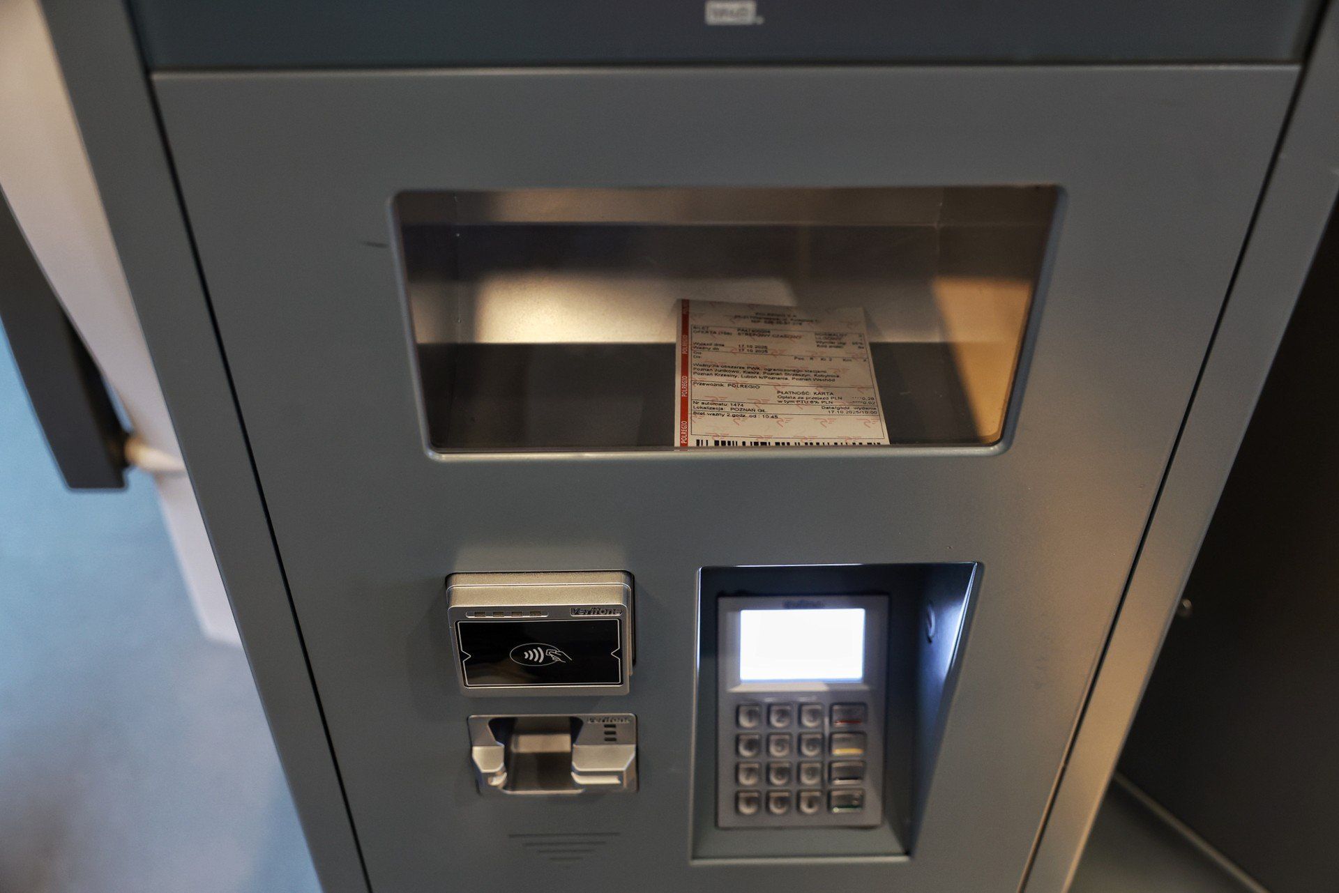 Biletomat w pociągu Polregio w Poznaniu