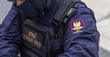 Palił ,,skręta’’ na peronie