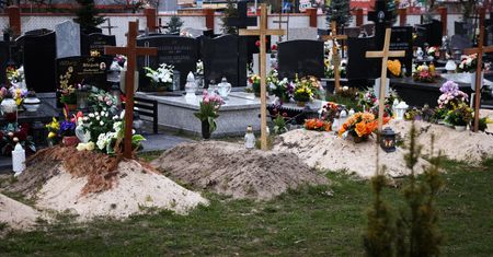 Pandemia skróciła średnią długość życia. Również w Polsce