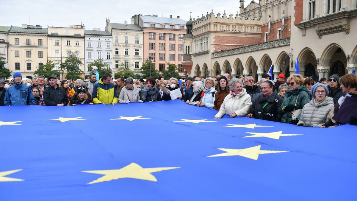 Protesty w Polsce po orzeczeniu Trybunału Konstytucyjnego. Na zdjęciu manifestujący na Rynku Głównym w Krakowie 