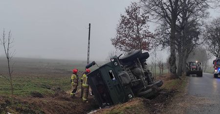 Wojskowy pojazd w rowie. Jedna osoba w szpitalu
