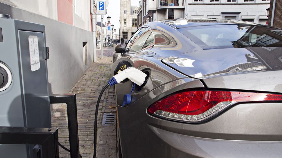 Holendrzy ładują auta elektryczne w domu