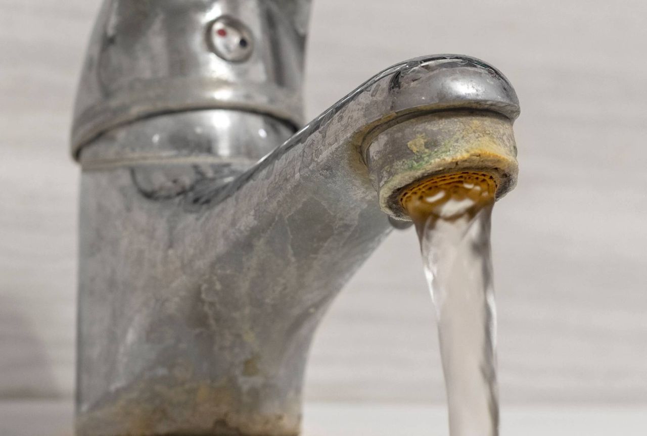 A way to clean a dirty faucet