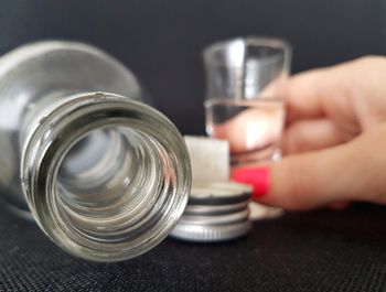 Pijana matka miała pod opieką dwoje małych dzieci. Maluchy były zaniedbane, a w domu panował nieład