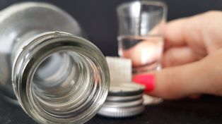 Pijana matka miała pod opieką dwoje małych dzieci. Maluchy były zaniedbane, a w domu panował nieład