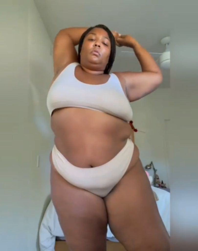 Lizzo prezentuje sylwetkę, tłumacząc się z przejścia na detoks sokowy
