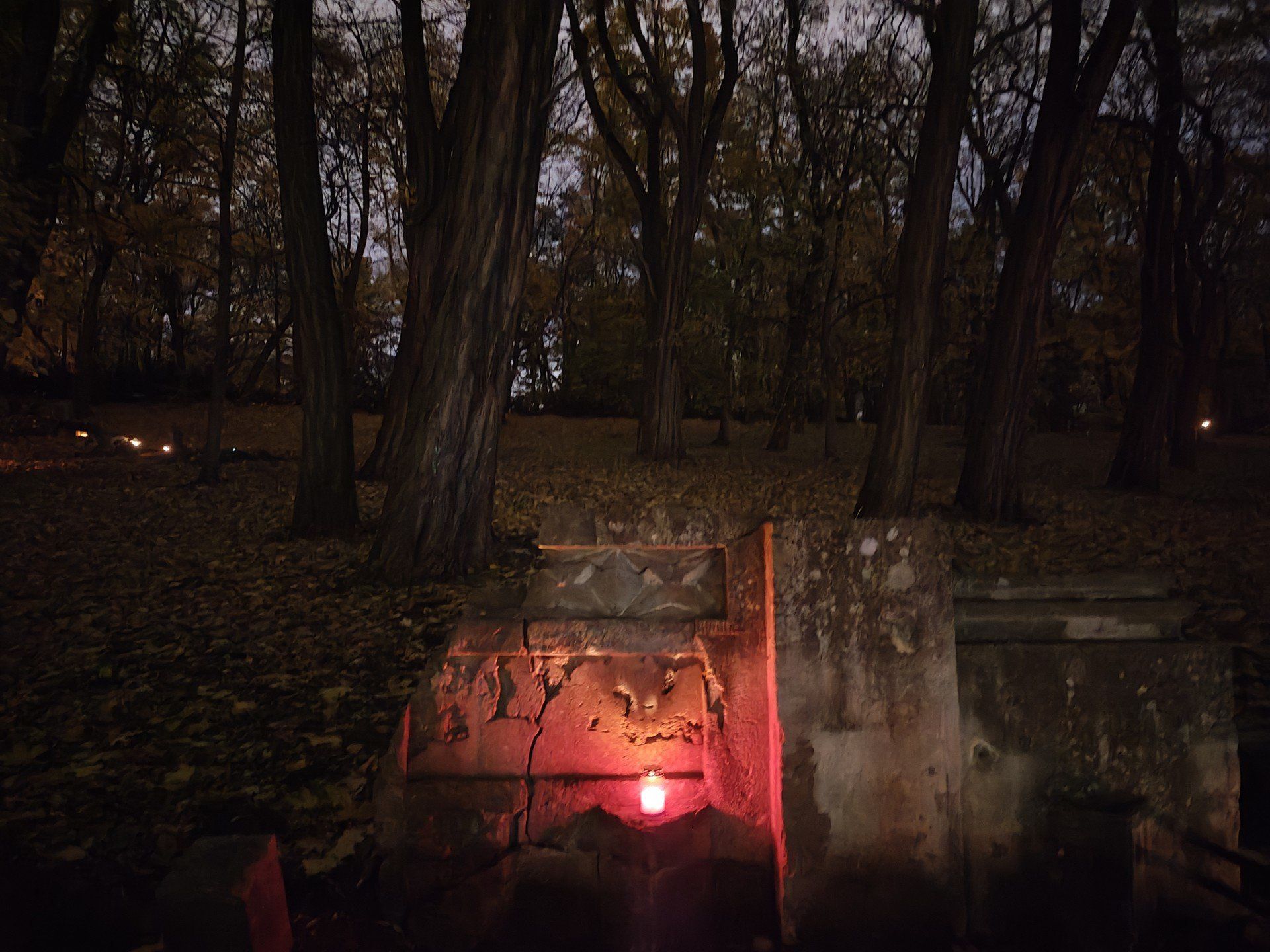 Cmentarze na poznańskiej Cytadeli w dniu Wszystkich Świętych