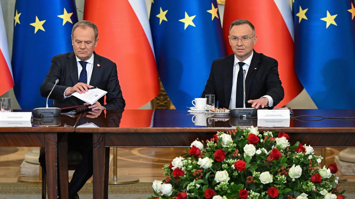 Warszawa, 13.02.2024. Prezydent Andrzej Duda (P) i premier Donald Tusk (L) na posiedzeniu Rady Gabinetowej, 13 bm. w Pałacu Prezydenckim w Warszawie. Andrzej Duda ma z rządem przedyskutować realizację strategicznych inwestycji, takich jak Centralny Port Komunikacyjny, kwestię energetyki jądrowej oraz modernizację polskiej armii. (ad) PAP/Radek Pietruszka