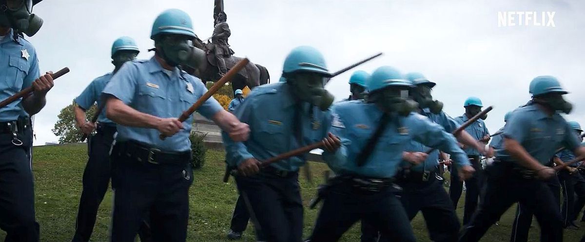 Szturm policji na protestujących w kulminacyjnej scenie filmu "Proces Siódemki z Chicago"