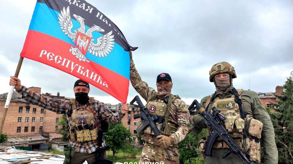 Bojownicy Grupy Wagnera z flagą Noworosji w Bachmucie