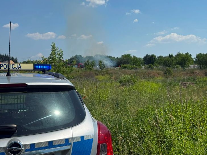 Policjanci zauważyli pożar trawy w Ożarowie. Liczyła się każda minuta