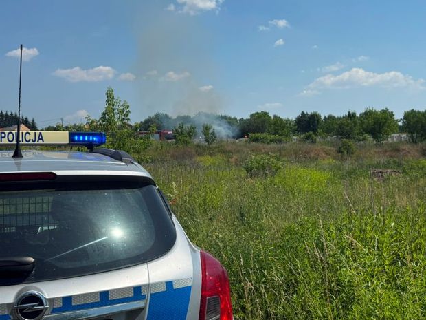 Policjanci zauważyli pożar trawy w Ożarowie. Liczyła się każda minuta
