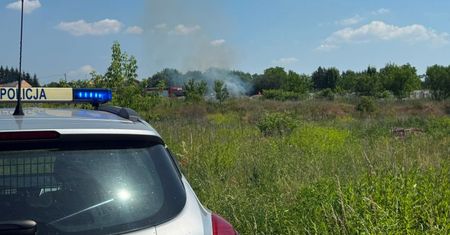 Policjanci zauważyli pożar trawy w Ożarowie. Liczyła się każda minuta