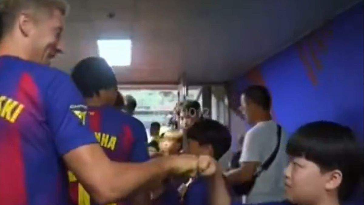 Robert Lewandowski i młody kibic przed meczem z Daegu