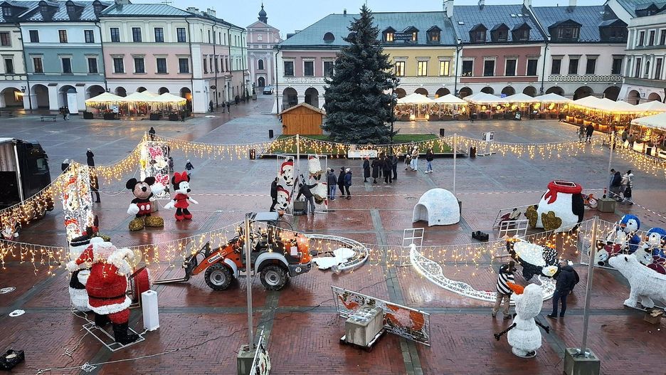 Świąteczne dekoracje na Rynku Wielkim w Zamościu są jeszcze przygotowywane