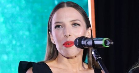 Internauci oskarżają Ewę Chodakowską o RETUSZ zdjęć. "Czemu ona tu nie ma pępka?". Trenerka TŁUMACZY! (FOTO)