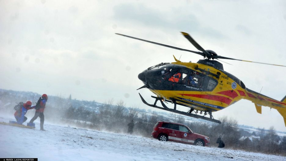 Zimowe cwiczenia GOPR, TOPR i LPR09.02,2013 Kryspinow Zimowe cwiczenia ratownikow GOPR, TOPR i pilotow LPR   Fot. M. Lasyk/REPORTERMarek Lasyk/REPORTER