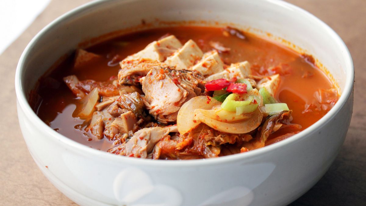 Przygotowanie gulaszu z indyka zaczynamy od zdjęcia skóry z mięsa i usunięcia kości