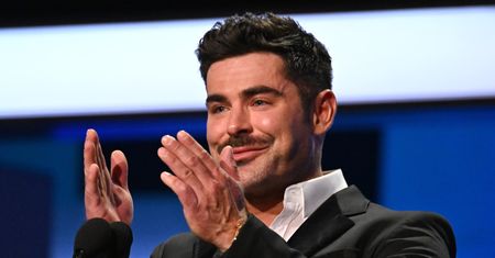 Odmieniony Zac Efron wtapia się w tłum znanych gości festiwalu w Wenecji. Powrócił na salony po niedawnej hospitalizacji (ZDJĘCIA)