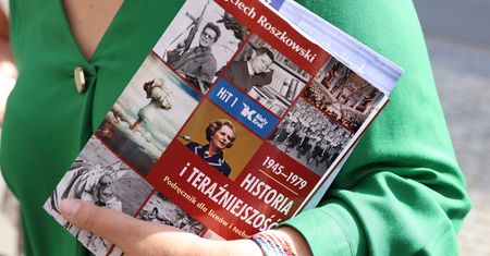 Kolejne kontrowersje wokół podręcznika do HiT-u. Na celowniku drastyczne zdjęcia