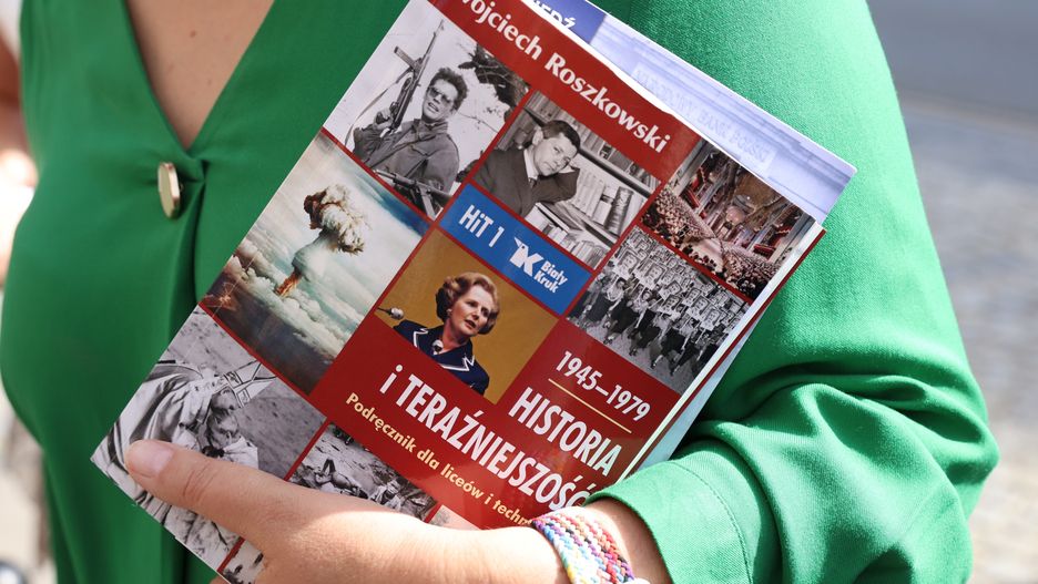 konferencja prasowa
Warszawa, 19.08.2022. Konferencja prasowa pos�anek KO przed budynkiem Ministerstwa Edukacji i Nauki w Warszawie, 19 bm. Temat: "Gniot Roszkowskiego jedynym wyborem do HiT?". (jm) PAP/Leszek Szyma�ski
Leszek Szyma�ski
briefing, dla medi�w, HiT, konferencja, konferencja prasowa, MEiN, podr�cznik, polityk, polityka, prasowy, szkolny, koalicja Obywatelska, Wojciecha Rozszkowskiego, edukacja