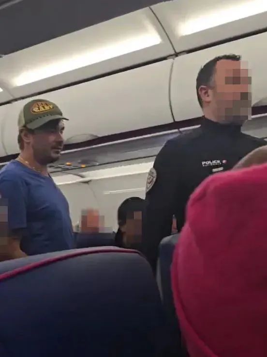 Daniel Martyniuk opuszcza pokład samolotu