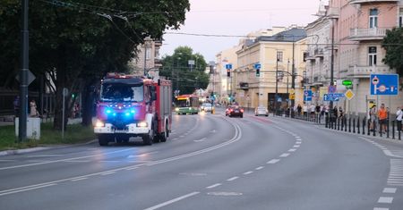 Wieczorna interwencja strażaków i policji w budynku Sądu Okręgowego. Duże zadymienie w rozdzielni elektrycznej