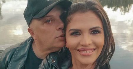 Rozgrzany Krzysztof Skiba i jego młodsza o 26 lat ukochana GRUCHAJĄ W BALII podczas śnieżycy (ZDJĘCIA)