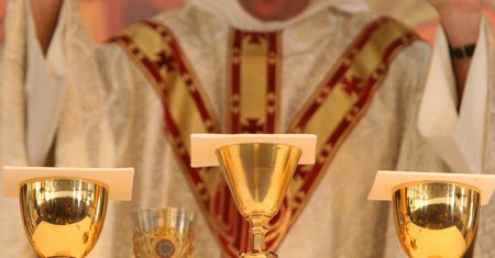 516 zł miesięcznie. Oto co wymyślił proboszcz z Warszawy