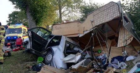 Warmińsko-mazurskie. Tragiczny wypadek, mercedes wjechał w drzewo. Nie żyje kierowca