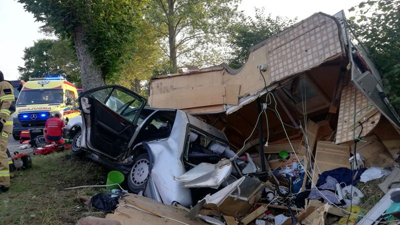 Auto z przyczepą kempingową wjechało w drzewo