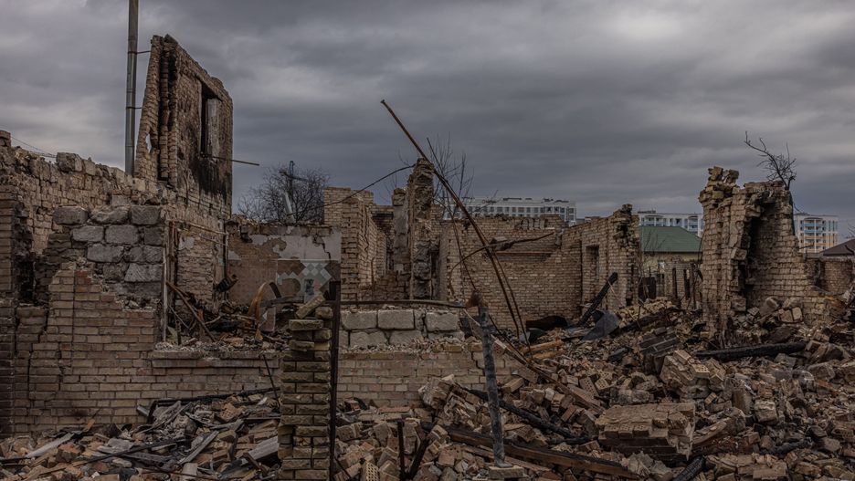 Russian invasion of Ukraineepa09874822 Destroyed houses on the street, in Bucha, the town which was retaken by the Ukrainian army, northwest of Kyiv, Ukraine, 06 April 2022. Hundreds of tortured and killed civilians have been found in Bucha and other parts of the Kyiv region after the Russian army retreated from those areas. Russian troops entered Ukraine on 24 February resulting in fighting and destruction in the country, and triggering a series of severe economic sanctions on Russia by Western countries.  EPA/ROMAN PILIPEY Dostawca: PAP/EPA.ROMAN PILIPEY