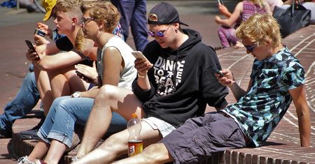 Urazy głowy związane z korzystaniem z telefonów stały się bardziej powszechne od momentu pojawienia się Iphone’a