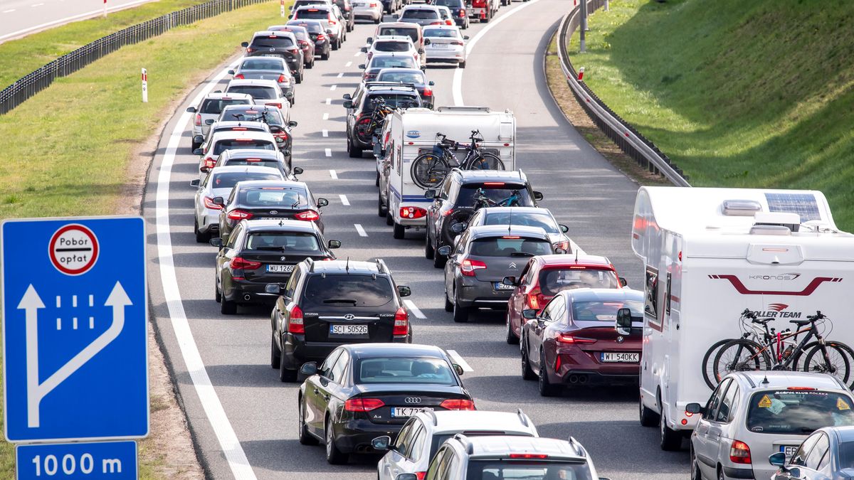 korki na A1
Tytus �mijewski
Amber One, autostrada A1, autostrada bursztynowa, d�ugi weekend, d�ugi weekend majowy, du�e nat�enie ruchu, gmina Lubicz Dolny, kolejka, korek, korki, lubicz, maj�wka, powroty, powr�t, punkt poboru op�at, samochodowy, samochody, sznur, sznur samochod�w, weekend majowy, w�ze� lubicz, wypoczynek, zjazd