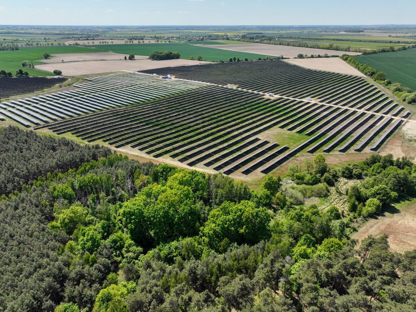 Farma fotowoltaiczna jest w stanie przez rok zasilać miasto wielkości Karpacza, bądź Łeby. Razem z planowanymi magazynami energii tego typu instalacje są w stanie wpłynąć na obniżenie cen prądu.