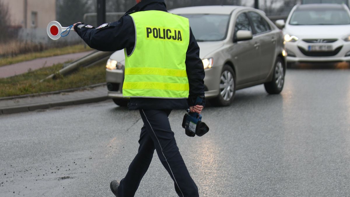 Akcja ph. Zwolnij - Jak kocha to poczeka
Fot. Andrzej Zbraniecki / East News, Lodz 14.02.2020      "Dzien Zakochanych" popularnie zwany Walentynkami. To czas, ktory chcemy spedzic z bliskimi nam osobami. Policjanci z garnizonu lodzkiego wlasnie w tym wyjatkowym dniu , juz od kilku lat , prowadza dzialania majace na celu zwrocenie uwagi na sprawy bezpieczenstwa w ruchu drogowym. Tym razem adresatem akcji sa nie tylko kierujacy ale i piesi, ktorzy rowniez czesto przechodzac w miejscach niedozwolonych tlumaczac sie pospiechem. N/z: Akcja policji  "Zwolnij! Jak kocha, to poczeka"
Andrzej Zbraniecki