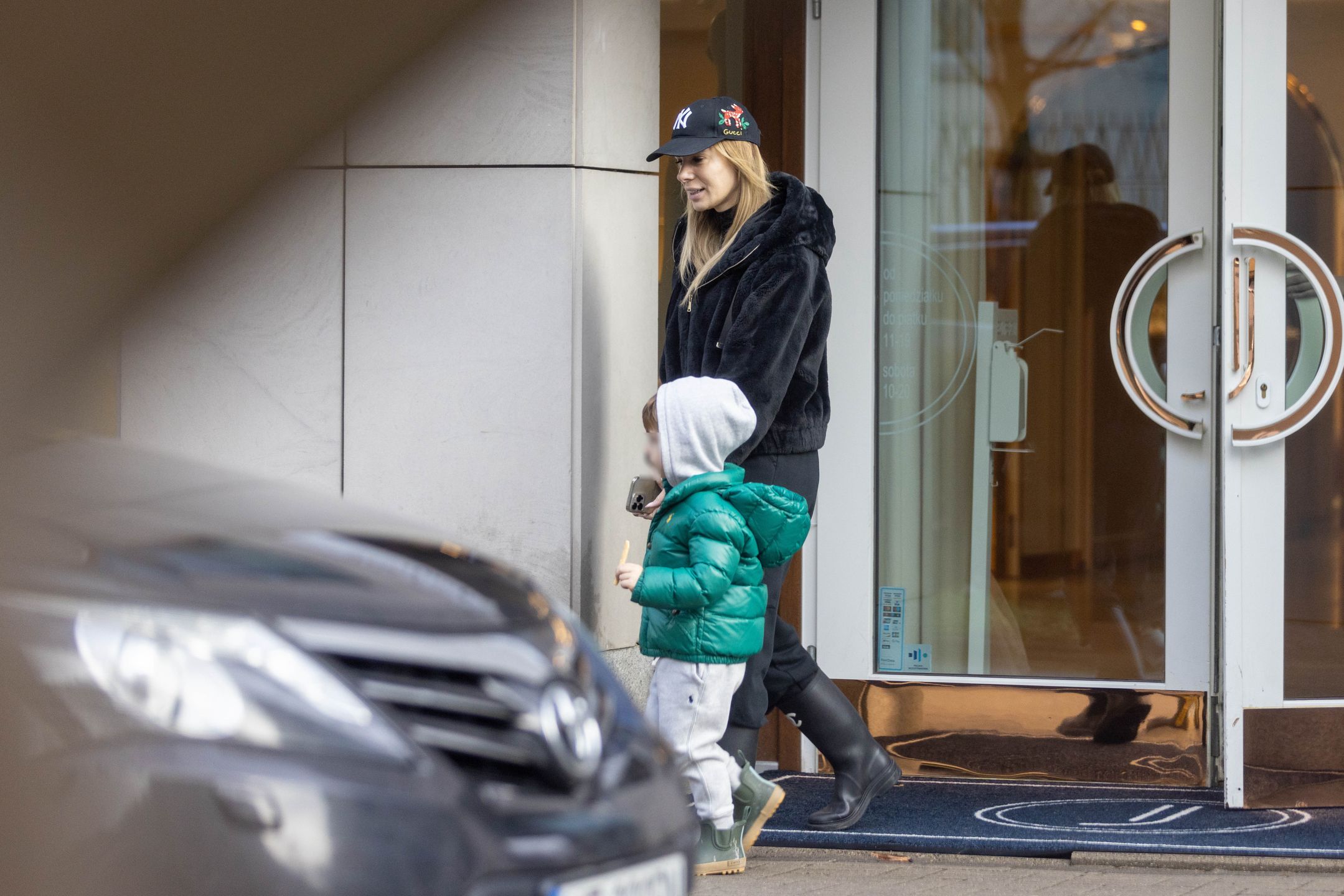 Izabela Janachowska wychodzi z synem ze swojego concept store