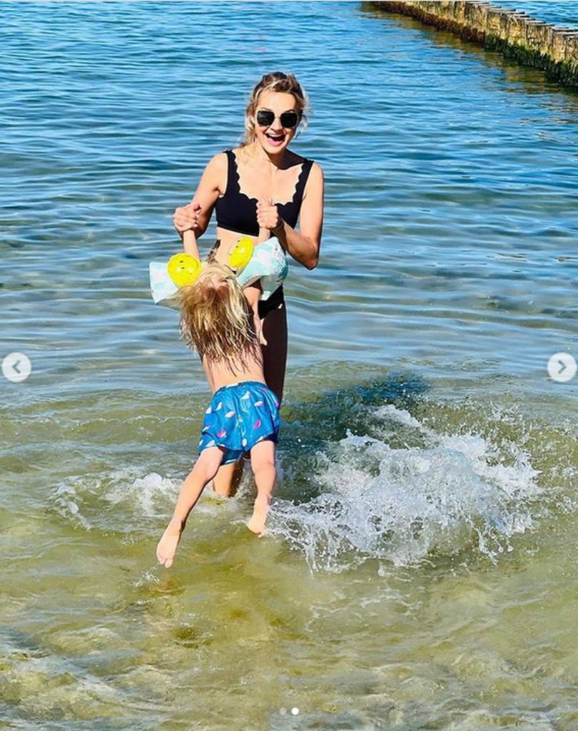 Małgorzata Socha szaleje na plaży z synem